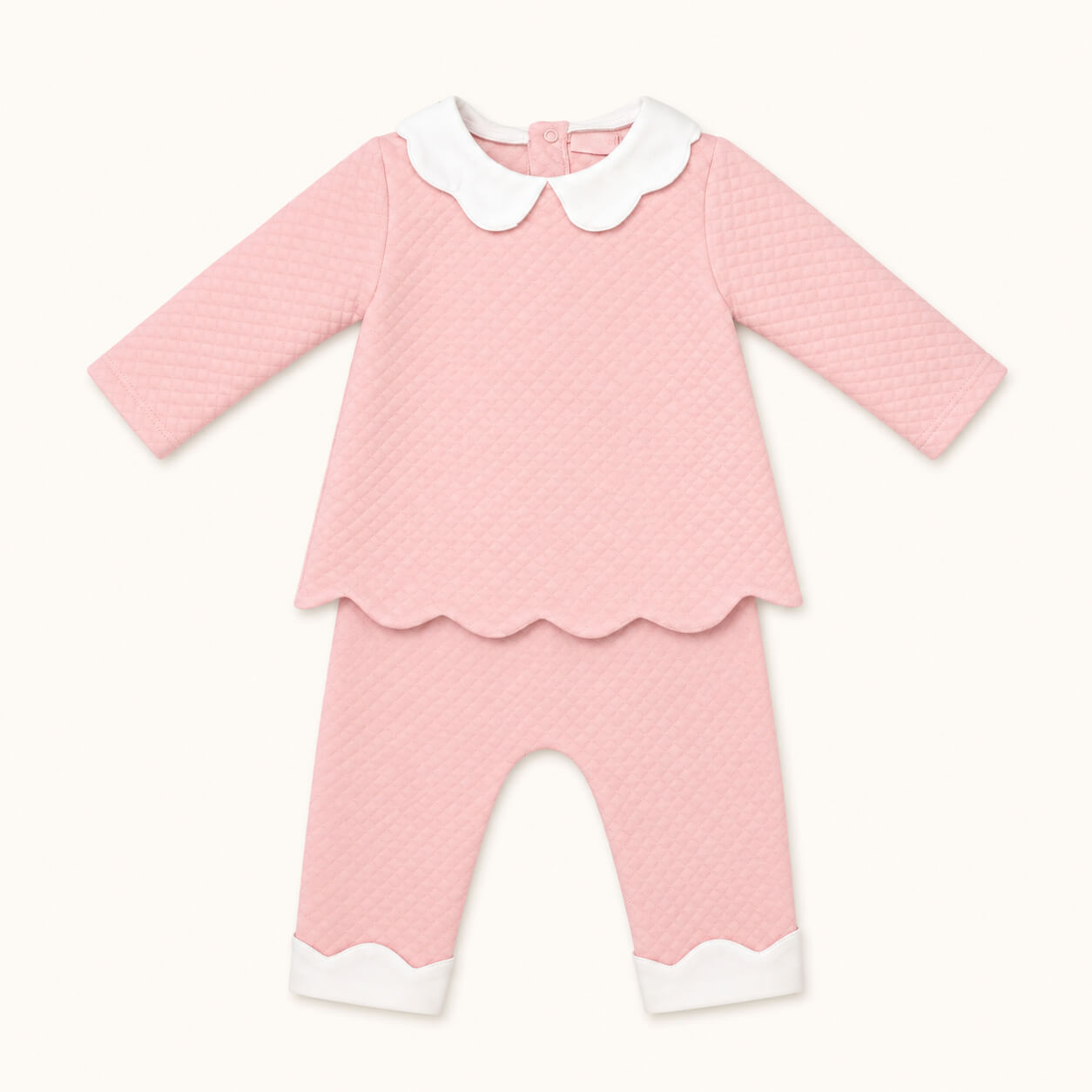 Conjunto de bebê rosa com gola branca e detalhes em onda, ideal para recém-nascidos