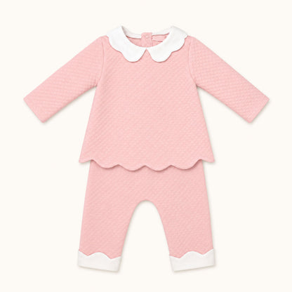 Conjunto de bebê rosa com gola branca e detalhes em onda, ideal para recém-nascidos