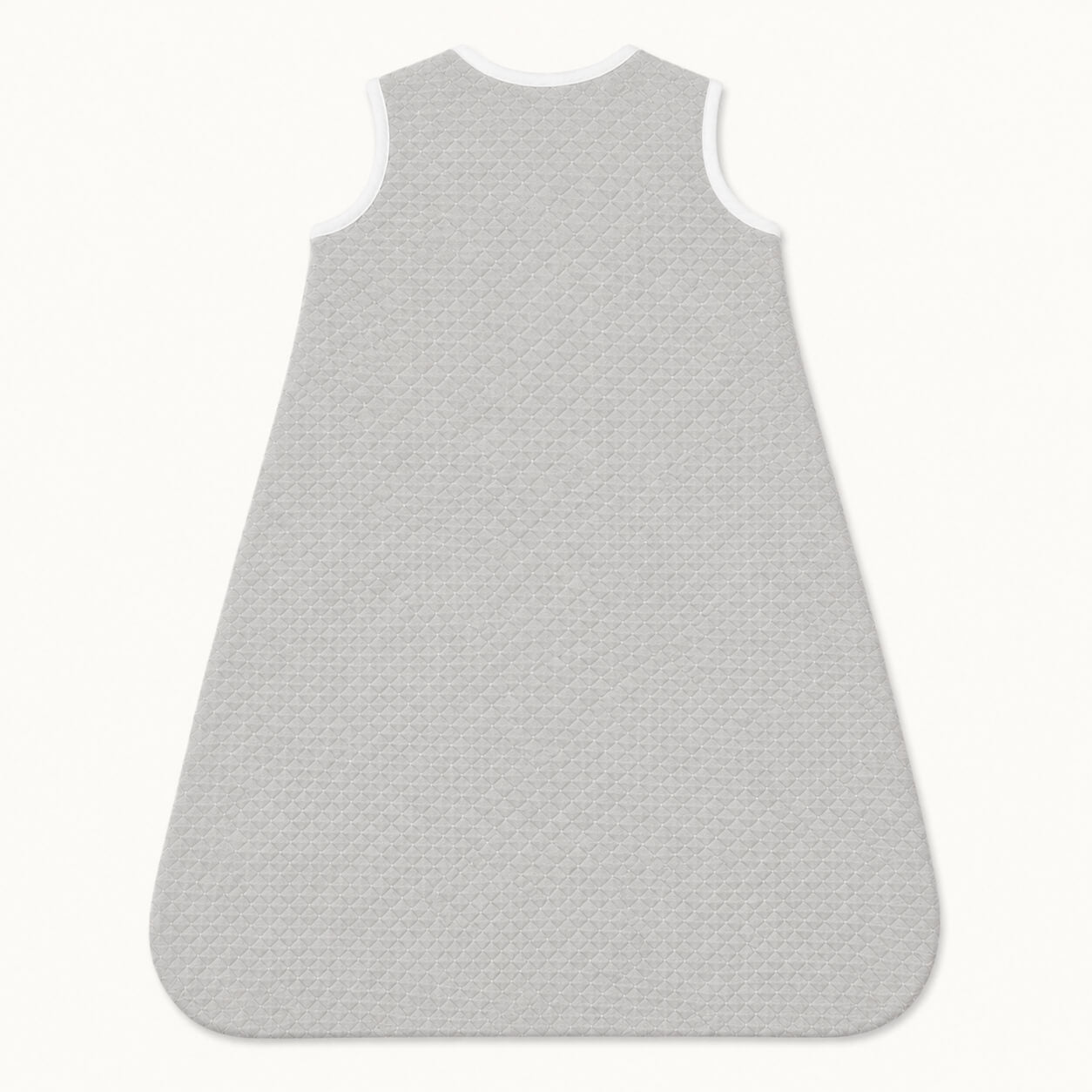 Saco de dormir para bebé em cinza com textura acolchoada e bordas brancas, ideal para recém-nascidos