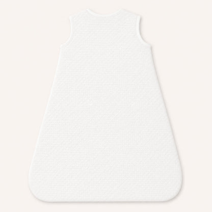 Saco de dormir branco para bebé com textura acolchoada, ideal para conforto e suavidade