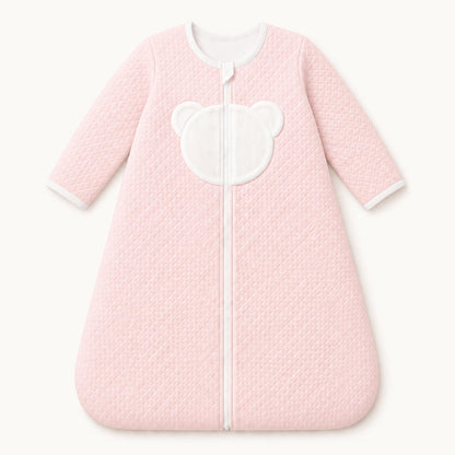 Macacão rosa para bebê com detalhe de urso branco e zíper frontal