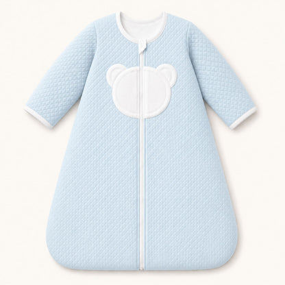 Saco de dormir azul claro para bebé com detalhe de urso branco, ideal para recém-nascidos