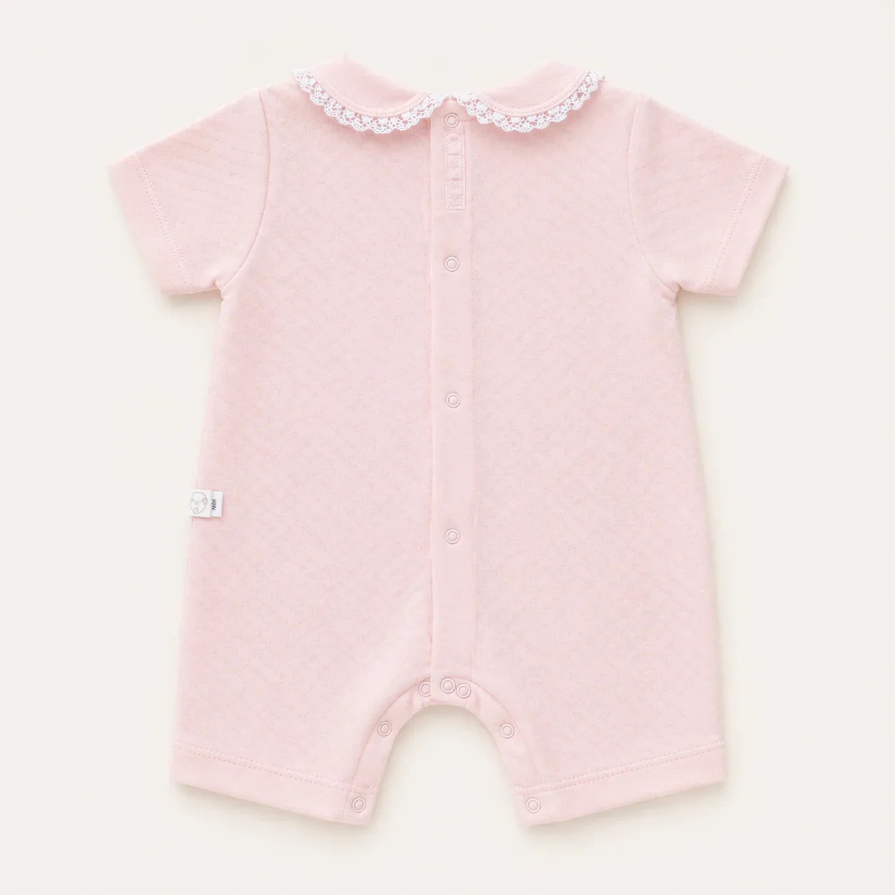 macacão de bebê rosa claro com gola de renda e botões, roupa confortável para recém-nascido