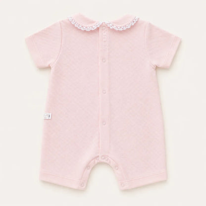 macacão de bebê rosa claro com gola de renda e botões, roupa confortável para recém-nascido