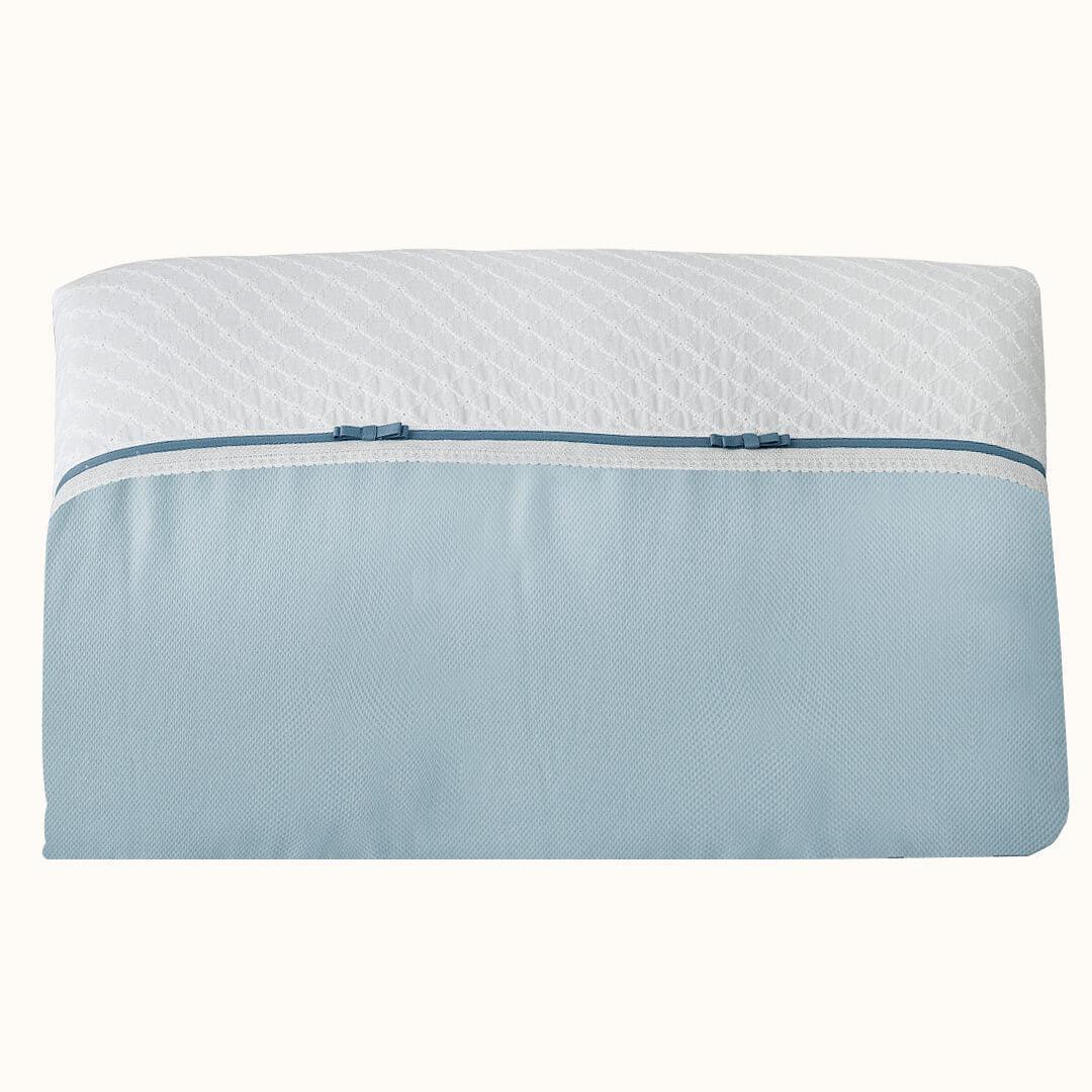protetor de berço azul e branco com detalhe em laço, roupa de cama para bebé