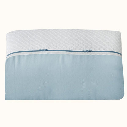 protetor de berço azul e branco com detalhe em laço, roupa de cama para bebé