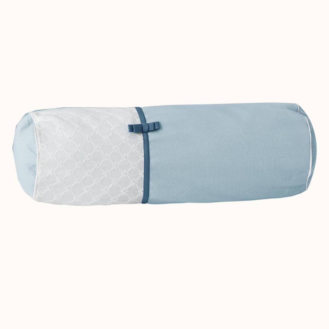 Almofada de berço azul claro com detalhe em renda branca e laço, enxoval de bebê elegante.