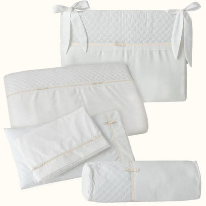 Jogo de roupa de berço bege e branco com laços, ideal para recém-nascido, delicado e elegante.