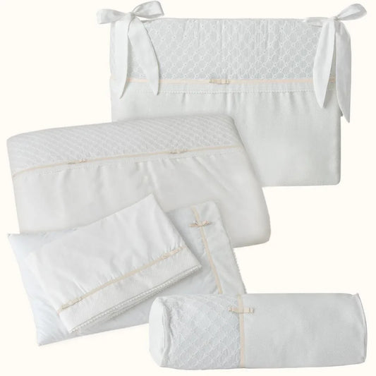 Jogo de roupa de berço bege e branco com laços, ideal para recém-nascido, delicado e elegante.