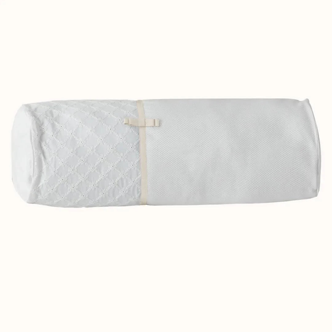Almofada rolo bege pérola para berço com detalhe em renda, enxoval de bebê elegante.