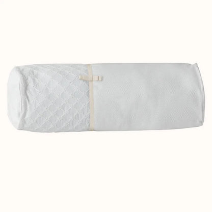 Almofada rolo bege pérola para berço com detalhe em renda, enxoval de bebê elegante.