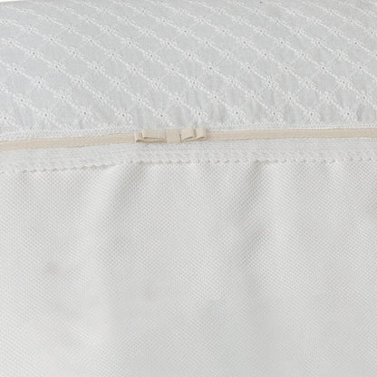 Detalhe de roupa de berço bege e pérola com laço e bordado delicado para bebê