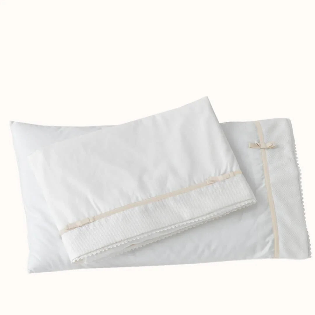Conjunto de roupa de berço bege e pérola para bebé, com laços decorativos, em algodão macio.
