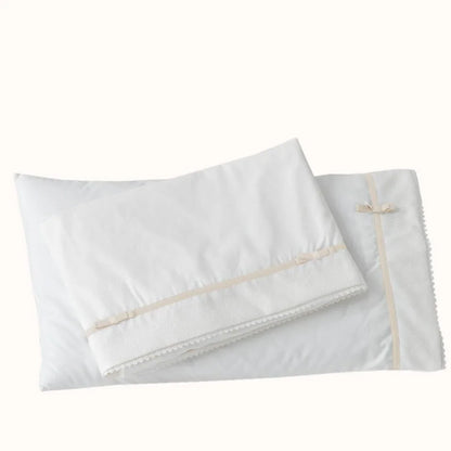 Conjunto de roupa de berço bege e pérola para bebé, com laços decorativos, em algodão macio.