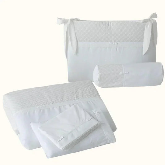 Conjunto enxoval de berço branco para bebé, com almofada, edredom e protetor decorados com renda.