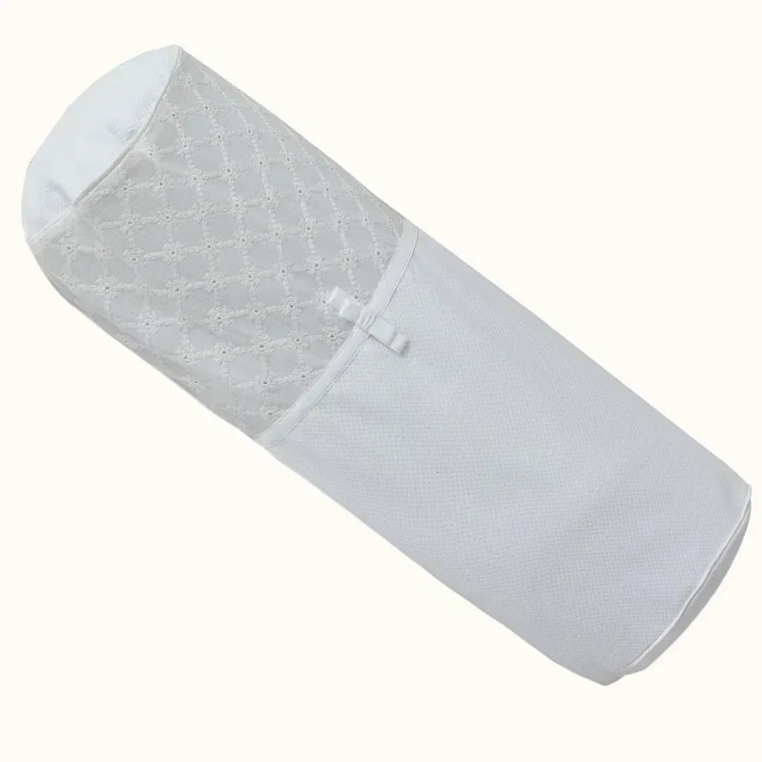 Almofada rolo berço branca com renda delicada e laço, enxoval de bebé