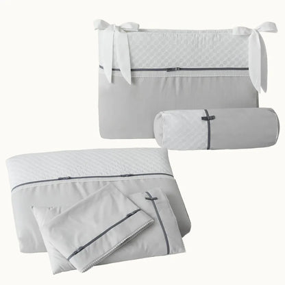 Conjunto de roupa de berço cinza com detalhes brancos e laços, para bebê, elegante e delicado.