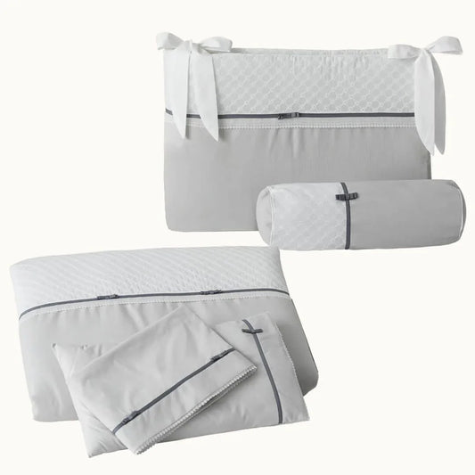 Conjunto de roupa de berço cinza com detalhes brancos e laços, para bebê, elegante e delicado.
