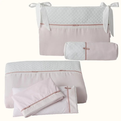 Enxoval de berço rosa para bebé, inclui almofada, rolo, edredom e protetor com detalhes rendados.