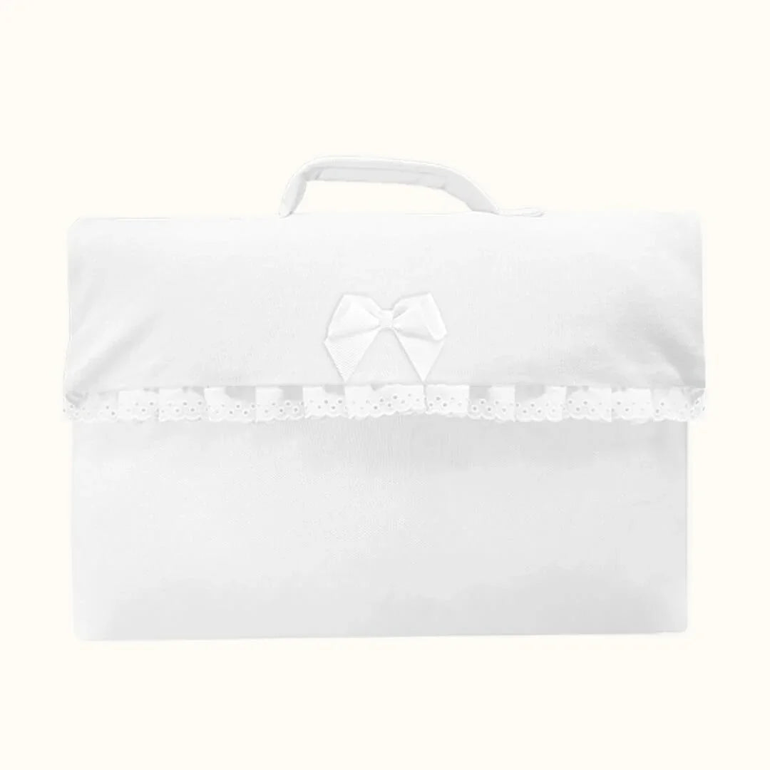 Mala branca para enxoval de bebé, com laço e detalhe rendado, estilo delicado.