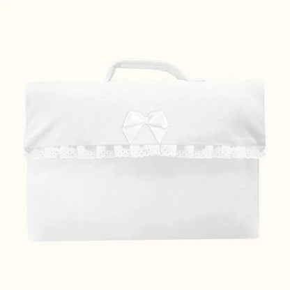 Mala branca para enxoval de bebé, com laço e detalhe rendado, estilo delicado.