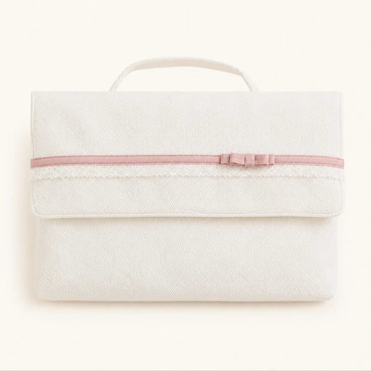 saco para roupa de bebé em tecido branco com detalhe de laço e fita rosa, ideal para enxoval.