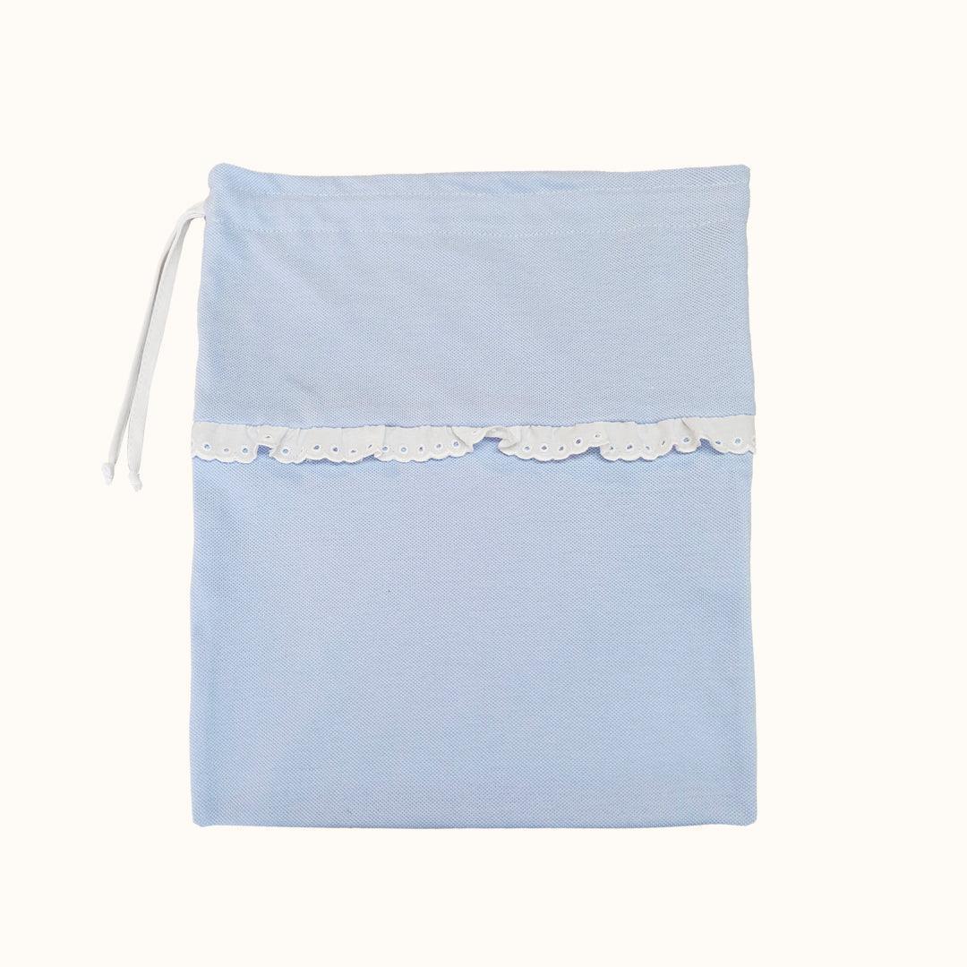 Saquinho para roupa de bebé azul claro com detalhe em renda branca, ideal para enxoval.