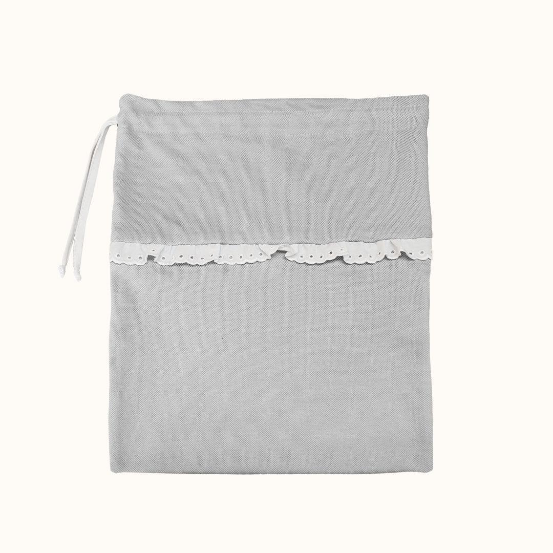 Saquinho cinza para roupa de bebê com renda branca e fecho de cordão