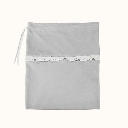 Saquinho cinza para roupa de bebê com renda branca e fecho de cordão