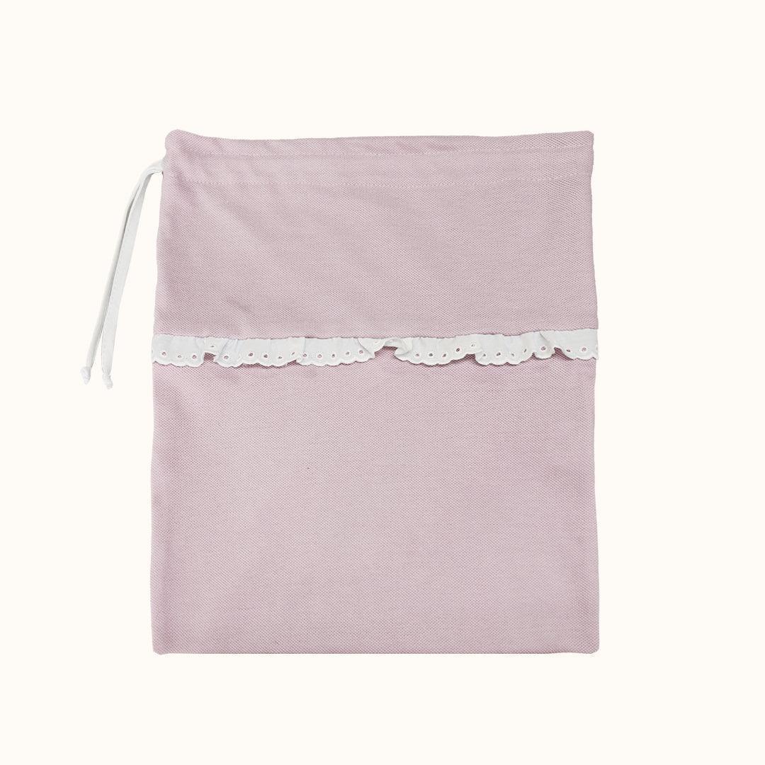 Saquinho rosa para roupa de bebé com detalhe de renda branca e cordão para fechar.