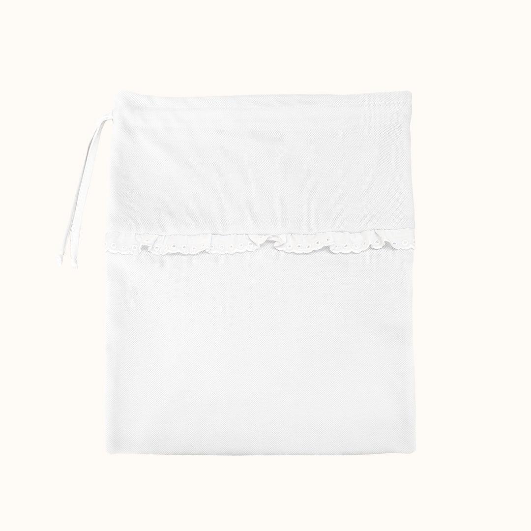 Saquinho para roupa de bebé branco com renda, ideal para enxoval de recém-nascido
