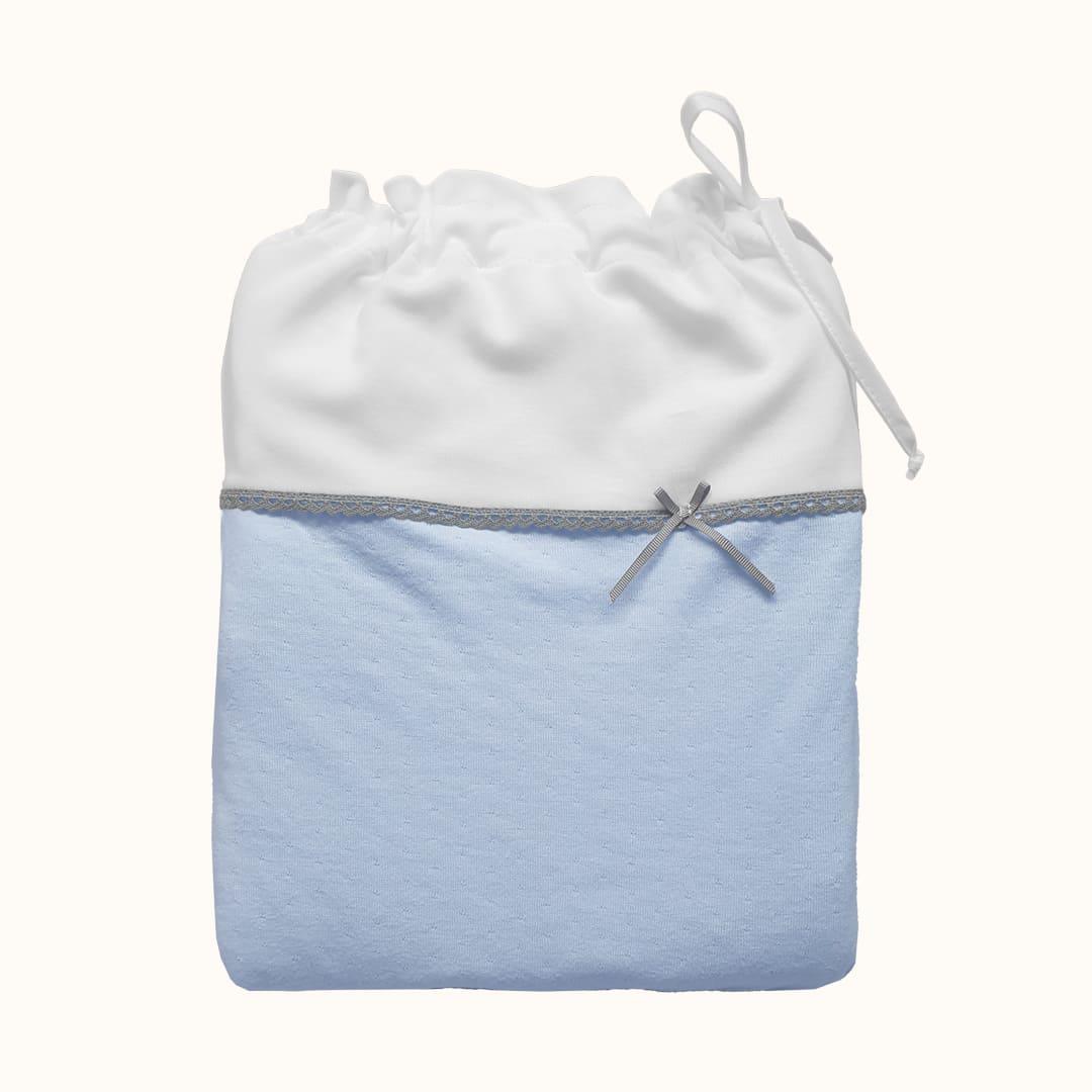 Saquinho para roupa de bebé azul e branco com laço e detalhe rendado, ideal para enxoval.