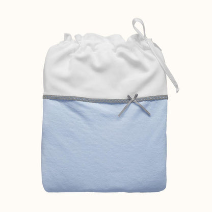 Saquinho para roupa de bebé azul e branco com laço e detalhe rendado, ideal para enxoval.