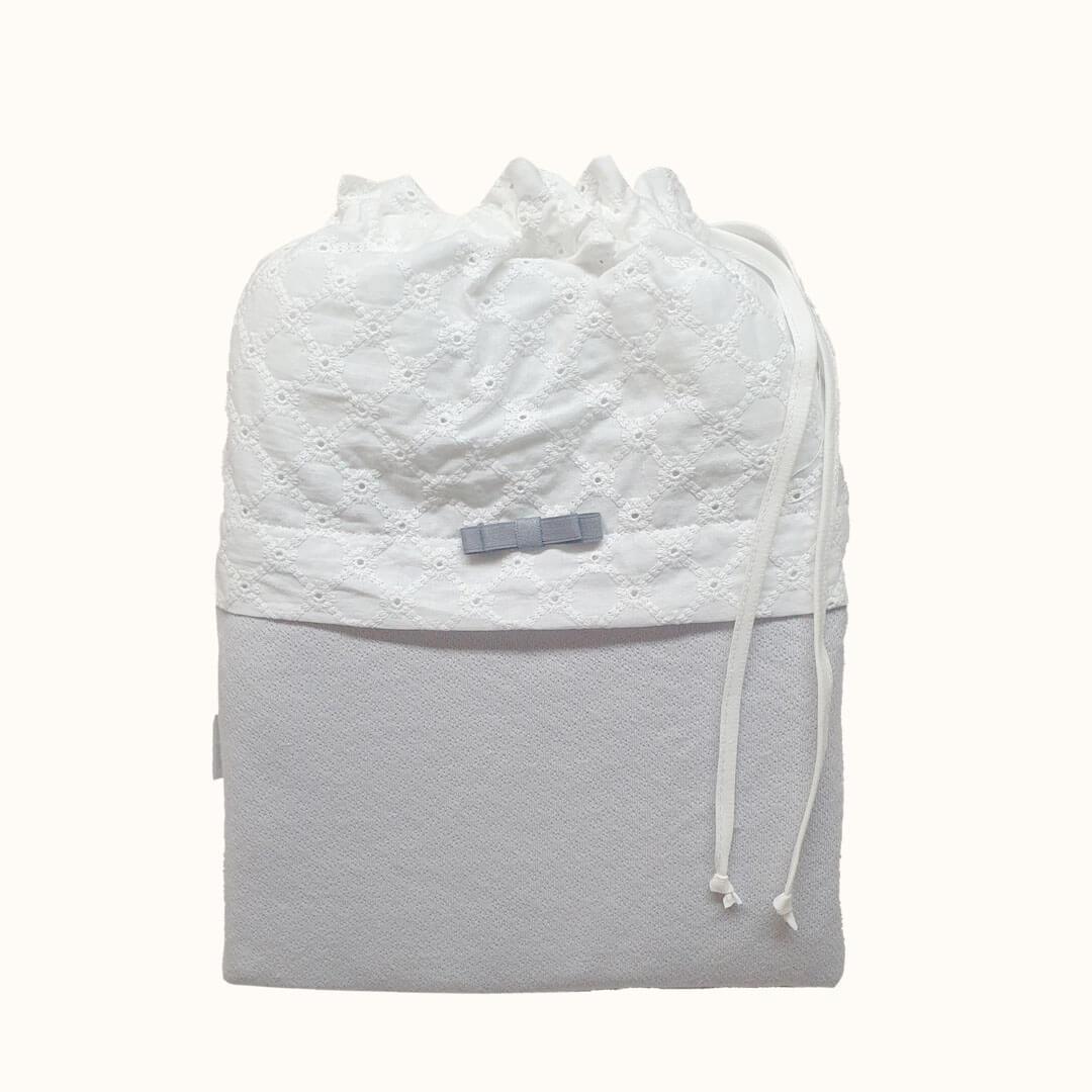 Saquinho para roupa de bebê branco e cinza com laço decorativo e fecho de cordão