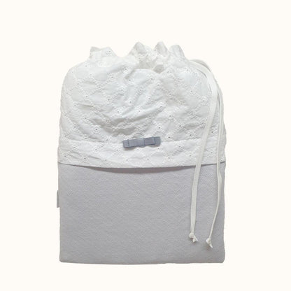 Saquinho para roupa de bebê branco e cinza com laço decorativo e fecho de cordão
