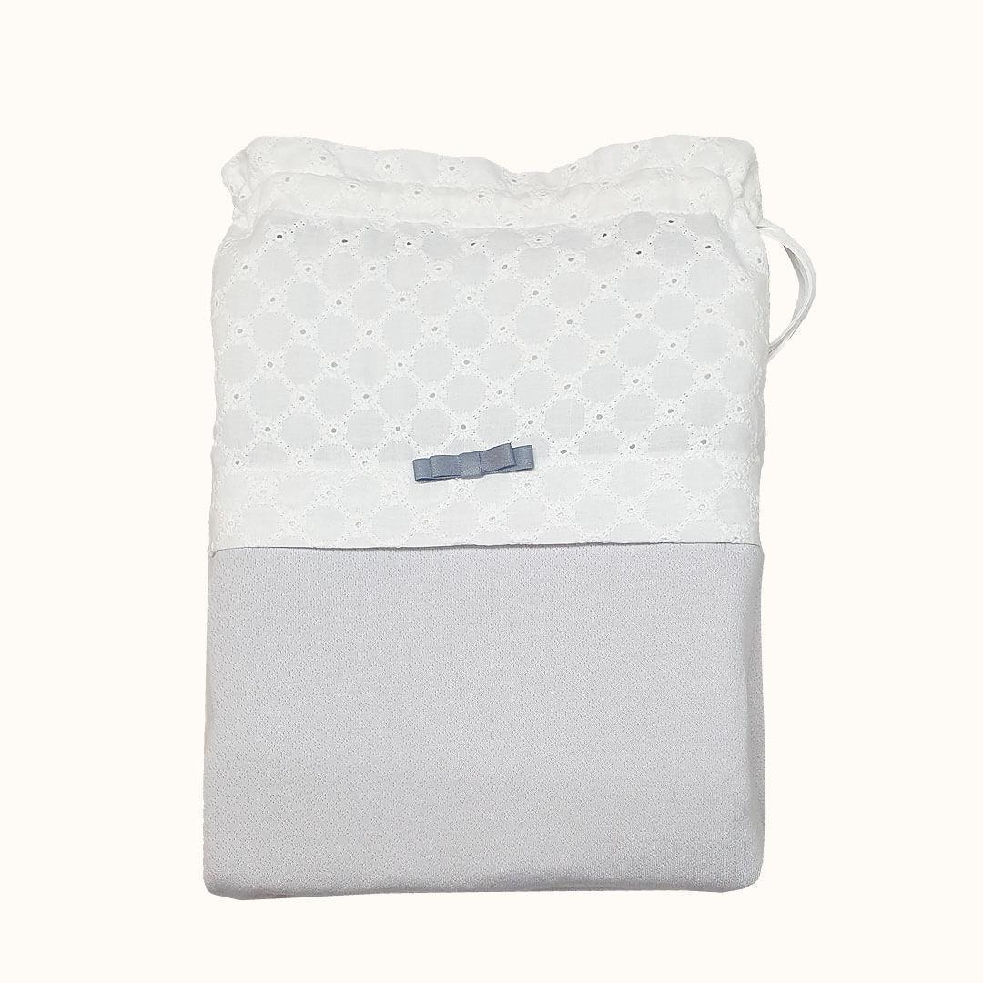 Saquinho para roupa de bebé branco e cinza com laço decorativo, tecido delicado