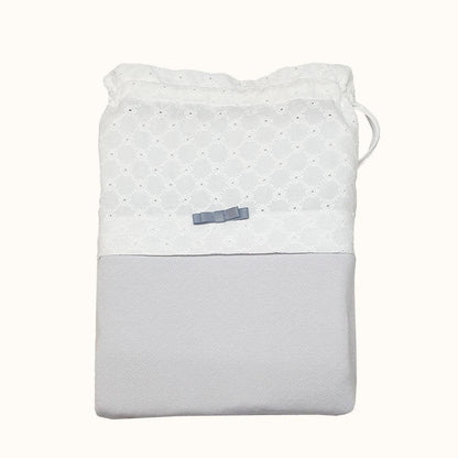 Saquinho para roupa de bebé branco e cinza com laço decorativo, tecido delicado