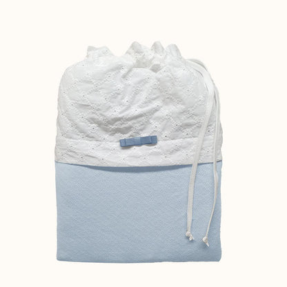 saquinho para roupa de bebé azul e branco com laço e fecho de cordão