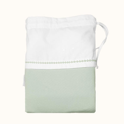 Saquinho para roupa de bebê em tecido branco e verde claro, com cordão para fechar.