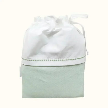 Saquinho para roupa de bebé em tecido branco e verde claro, com detalhe delicado e cordão de ajuste para guardar primeira roupa 