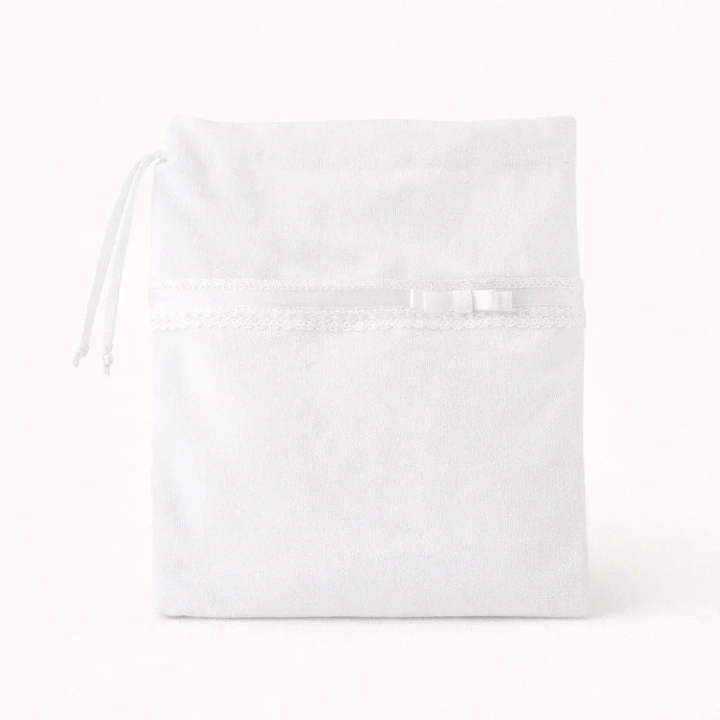 Saco branco de tecido para bebé com laço e renda, ideal para enxoval de recém-nascido.