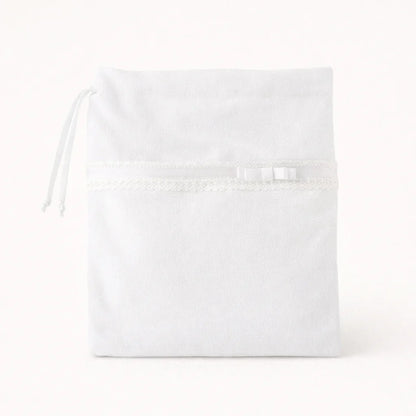 Saco branco de tecido para bebé com laço e renda, ideal para enxoval de recém-nascido.