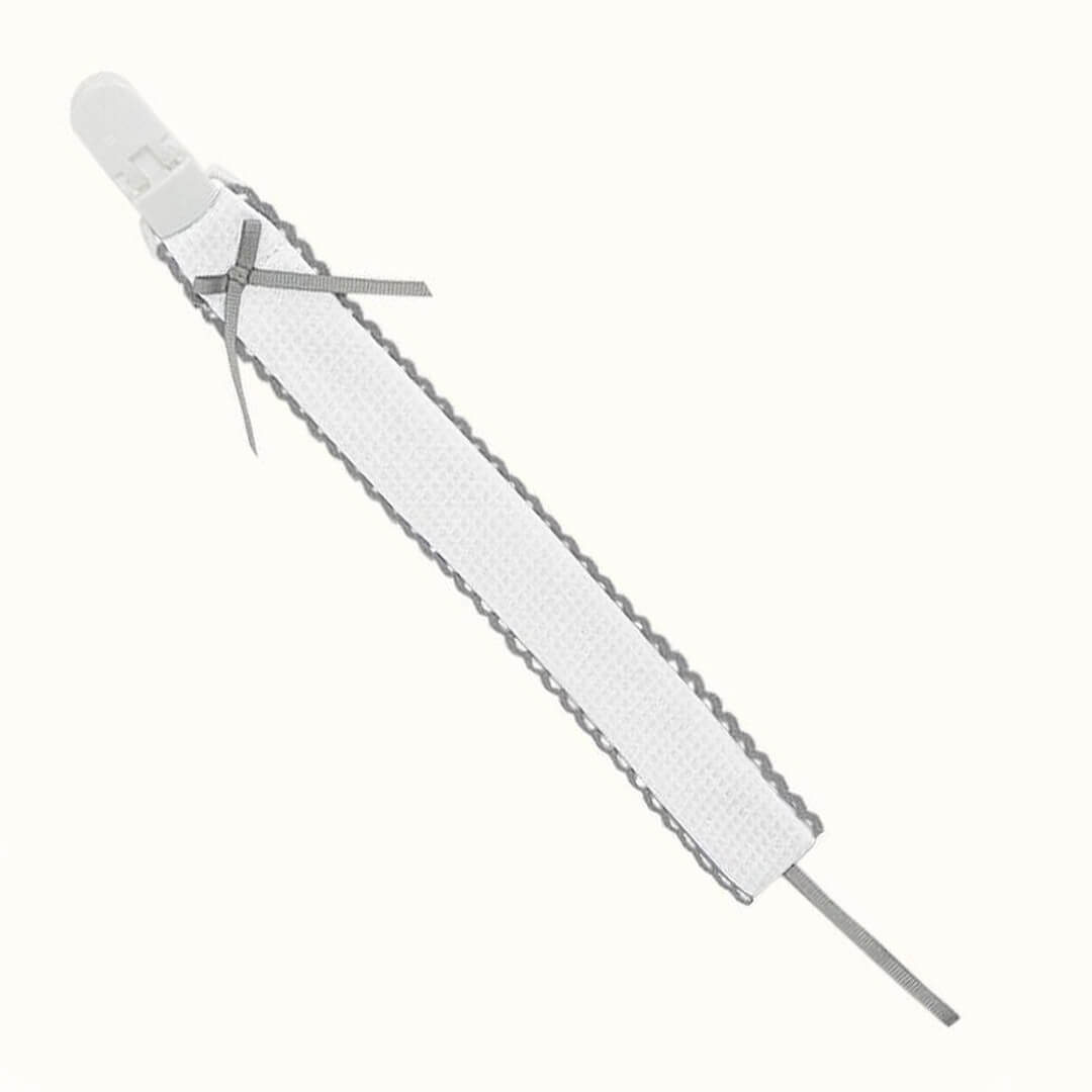 suporte de chupetas ideal para bebé com medidas certas e peso conforme as normas, em algodão branco, renda e laço cinza