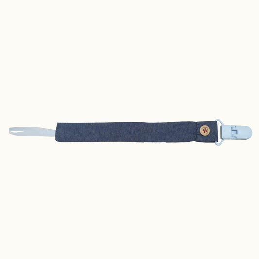 Suporte de chupeta em ganga denim azul escuro com clip e botão decorativo para bebé.