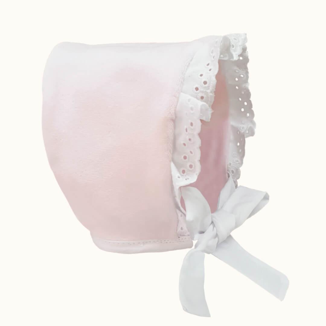 Touca de bebé rosa velho com laço branco e renda delicada, acessório para recém-nascido.