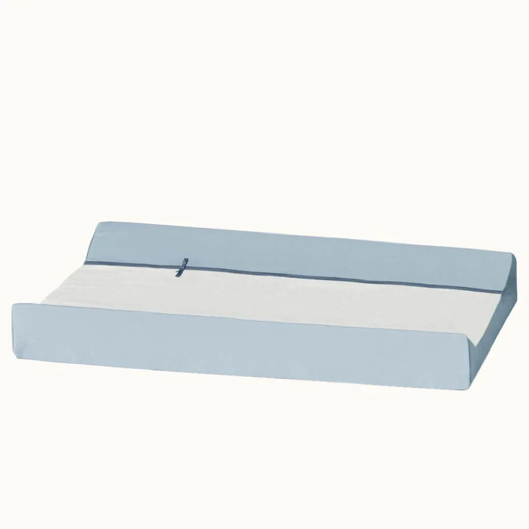 Trocador de fraldas azul e branco com laterais elevadas para bebé, design elegante