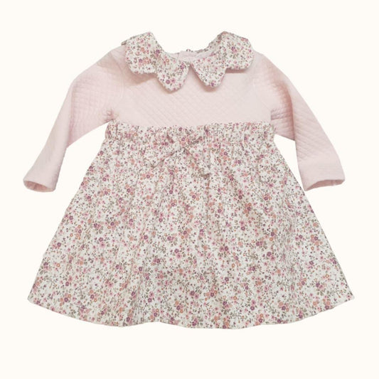 Vestido de bebê rosa de manga longa, detalhe floral e gola estampada, confortável e delicado.